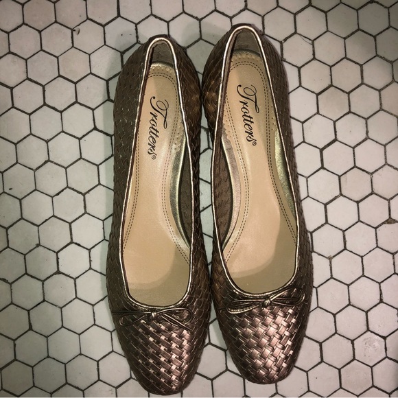 Trotters gold metallic valley flat narrow shoe—gold basket weave exterior w/ bow - Picture 4 of 4